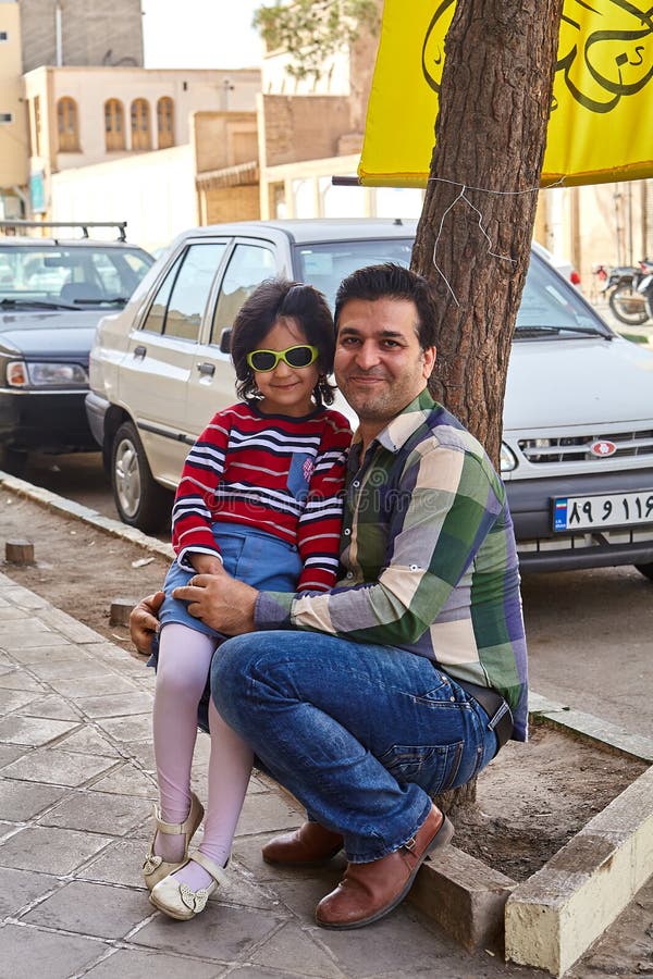 Junger Mann und kleines Mädchen, werfend für Fotografen, Kashan, IRA auf lizenzfreie stockfotografie Junger Mann und kleines Mädchen, werfend für Fotografen, Kashan, IRA auf lizenzfreie stockfotografie