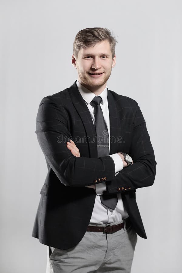 Junger moderner Mann, der mit seinen Armen gefaltet steht Auf weißem Hintergrund