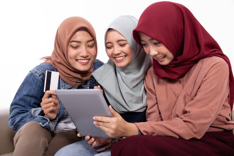 Junger moslemischer Freund, der Kreditkarte und Tablette verwendet stockbilder Junger moslemischer Freund, der Kreditkarte und Tablette verwendet stockbilder