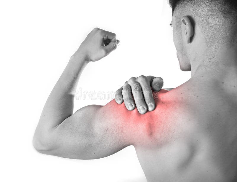 Junger muskulöser Sportmann, der wunde Schulter in den Schmerz berühren das Massieren im Trainingsdruck hält stockfotos Junger muskulöser Sportmann, der wunde Schulter in den Schmerz berühren das Massieren im Trainingsdruck hält stockfotos