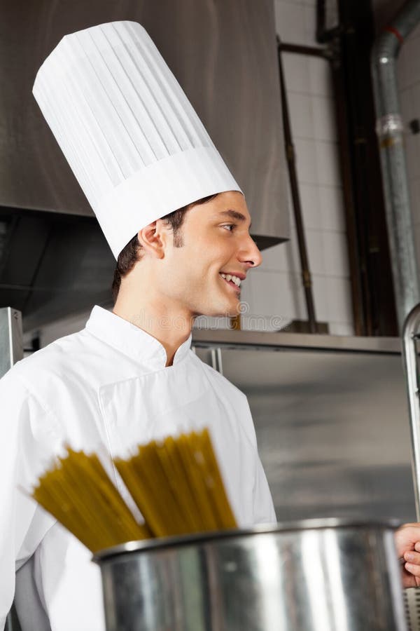 Junger männlicher Chef Standing In Kitchen stockbilder Junger männlicher Chef Standing In Kitchen stockbilder