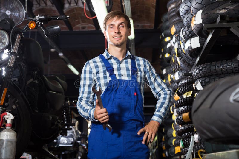 Junger männlicher Mechaniker, der in der Auto-Werkstatt arbeitet stockbilder Junger männlicher Mechaniker, der in der Auto-Werkstatt arbeitet stockbilder