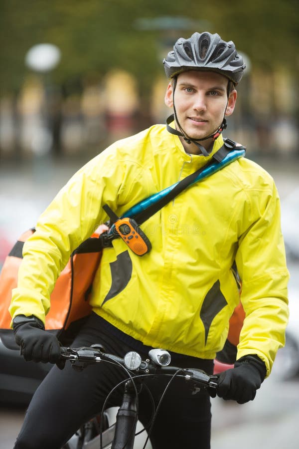 Junger männlicher Radfahrer mit Kurier Delivery Bag On lizenzfreies stockfoto Junger männlicher Radfahrer mit Kurier Delivery Bag On lizenzfreies stockfoto