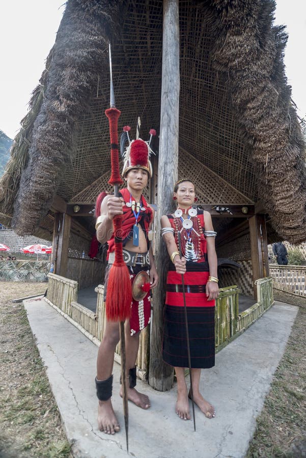 Junger Naga Stammes- traditionelle Kleidung Couplein am Hornbillfestival, Kohima, Nagaland, Indien am 1. Dezember 2013 lizenzfreies stockfoto Junger Naga Stammes- traditionelle Kleidung Couplein am Hornbillfestival, Kohima, Nagaland, Indien am 1. Dezember 2013 lizenzfreies stockfoto