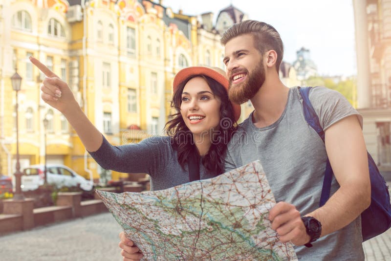 Junger Paartouristen-Stadtweg machen zusammen Urlaub