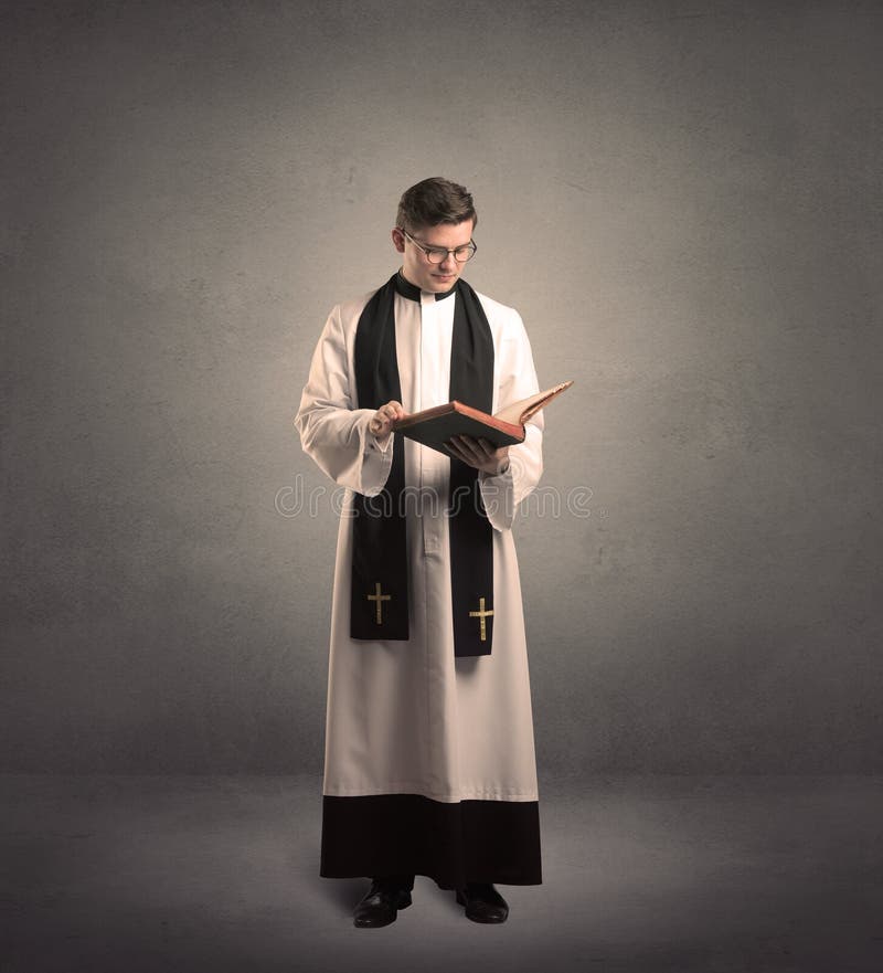Junger Priester, wenn sein Segen gegeben wird lizenzfreie stockfotografie Junger Priester, wenn sein Segen gegeben wird lizenzfreie stockfotografie