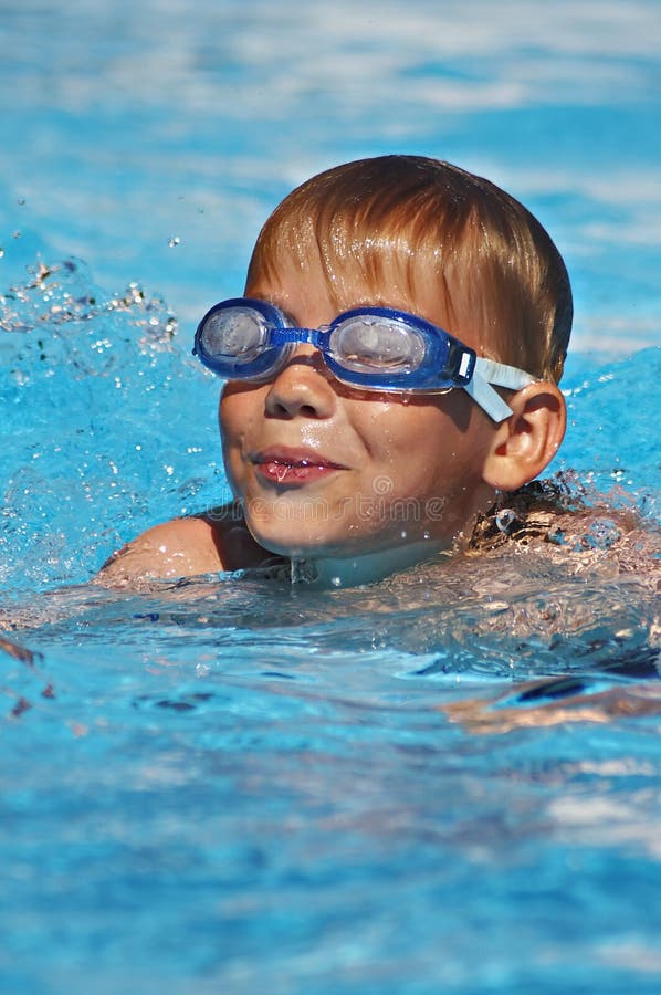 Junger Schwimmer stockbild