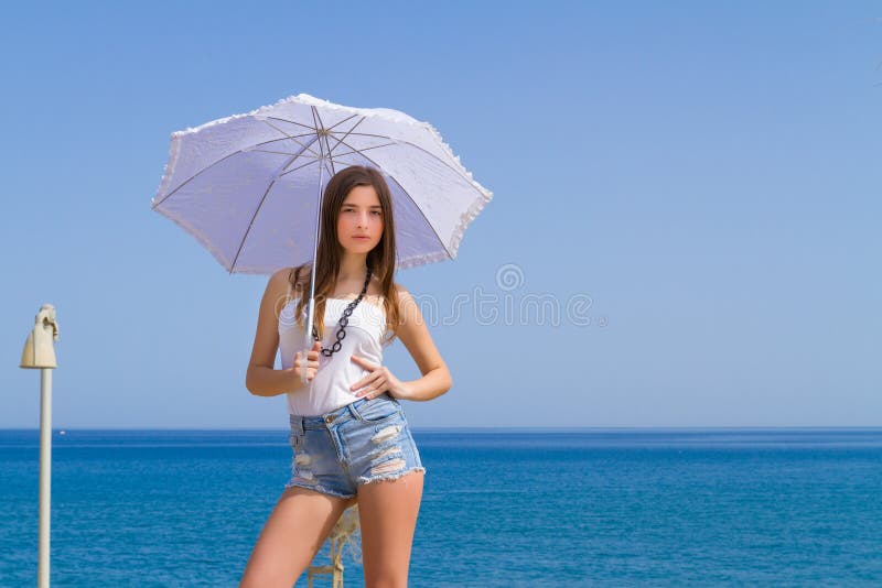 Junger schöner Brunette mit weißem Regenschirm lizenzfreie stockfotos Junger schöner Brunette mit weißem Regenschirm lizenzfreie stockfotos
