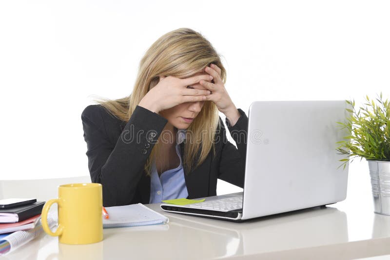 Junger schöner Geschäftsfrau-Leidendruck, der im Büro frustriert und traurig arbeitet lizenzfreies stockbild Junger schöner Geschäftsfrau-Leidendruck, der im Büro frustriert und traurig arbeitet lizenzfreies stockbild
