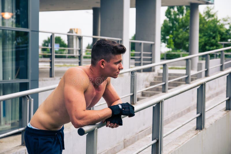 Junger stolzer Mann, der nach einem sehr harten Training sich entspannt Selektive FO lizenzfreies stockbild