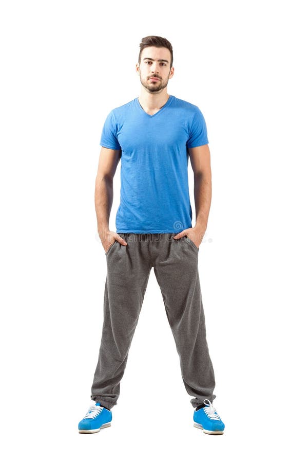 Junger stolzer überzeugter Sitzmann in der Sportkleidung lizenzfreies stockfoto