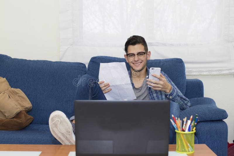 Junger Student oder Erwachsener zu Hause stockfotografie