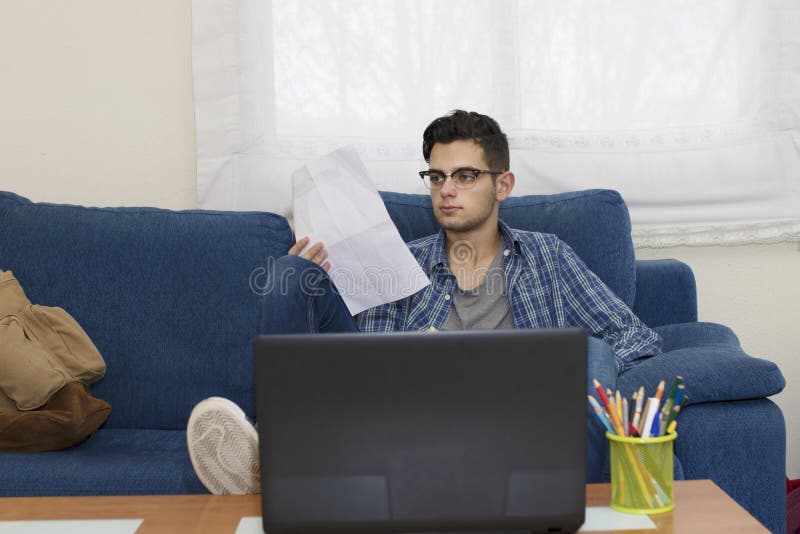 Junger Student oder Erwachsener zu Hause lizenzfreies stockfoto