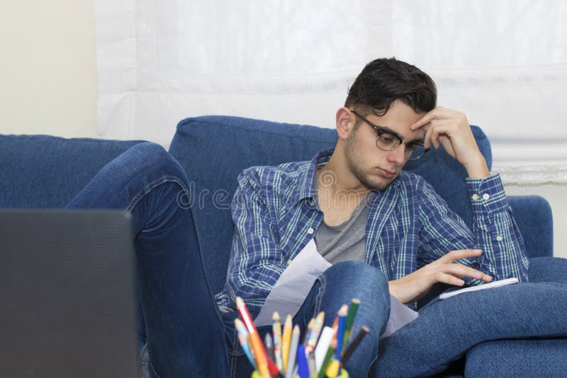 Junger Student oder Erwachsener zu Hause lizenzfreies stockfoto