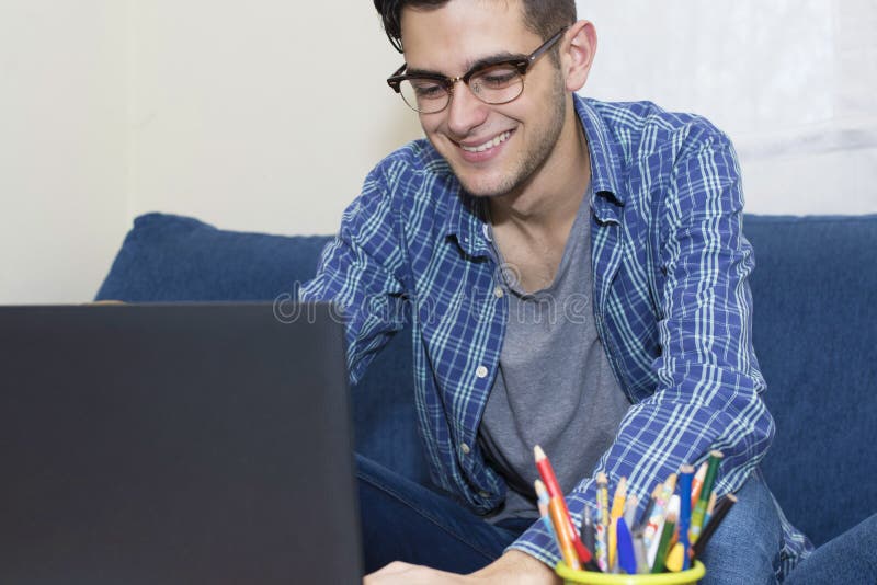 Junger Student oder Erwachsener zu Hause lizenzfreie stockfotografie