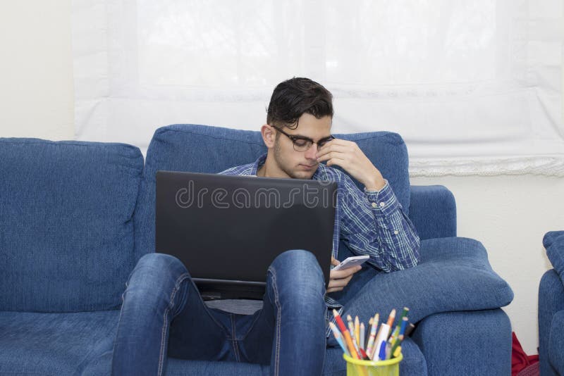 Junger Student oder Erwachsener zu Hause stockfoto