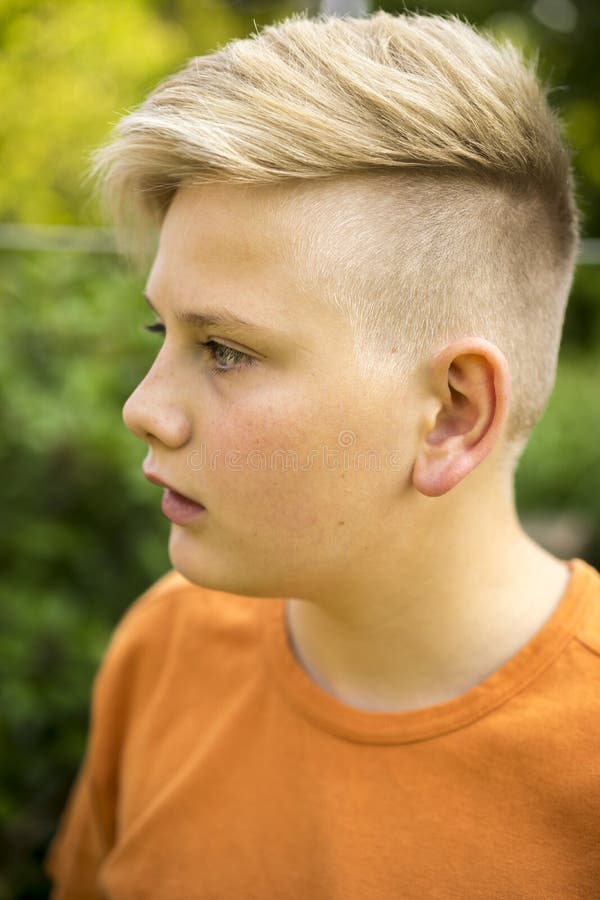 Junger Teenager Mit Einer Modernen Frisur Stockbild - Bild von person,  jugend: 62097129