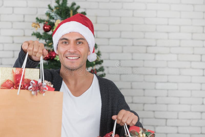 Junger und hübscher kaukasischer Mann, der einige Größen und Farbe hält stockbild Junger und hübscher kaukasischer Mann, der einige Größen und Farbe hält stockbild