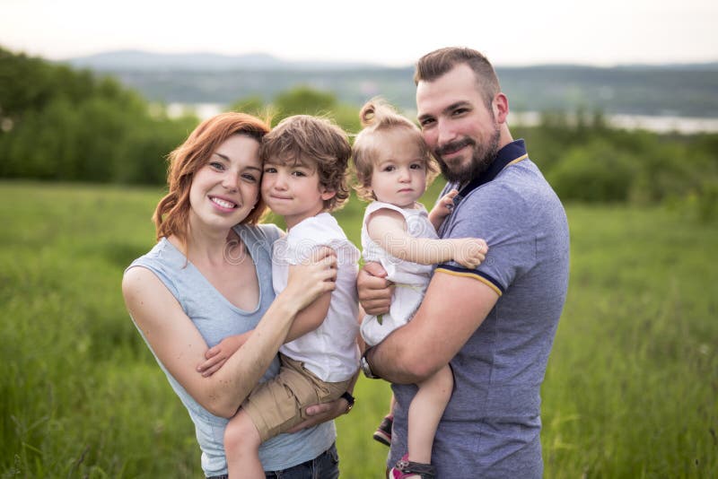 Junger Vater und Mutter mit ihrer netten Tochter lizenzfreie stockfotografie