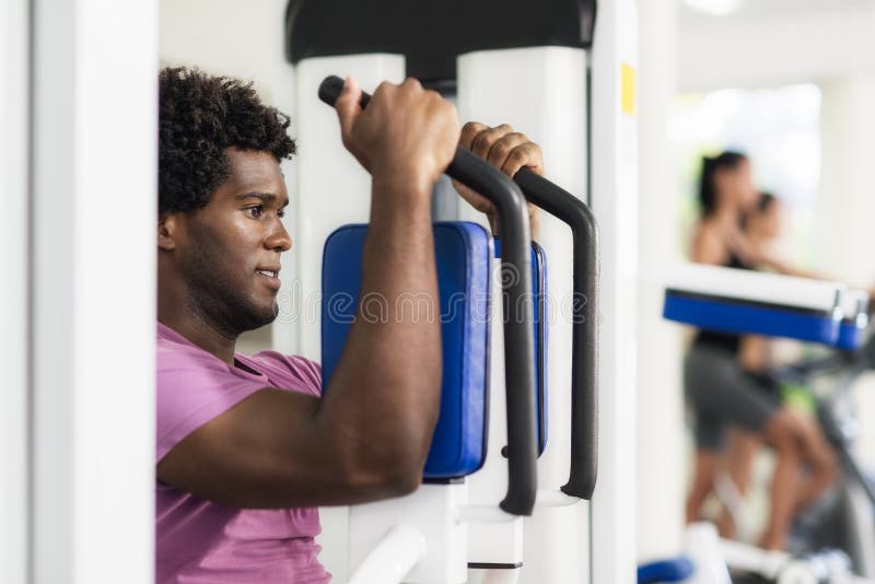 Junges Afroamerikanermanntraining in der Eignunggymnastik stockbilder Junges Afroamerikanermanntraining in der Eignunggymnastik stockbilder