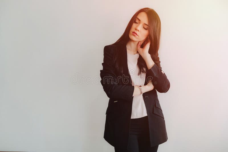 Junges attraktives emotionales M?dchen in der Gesch?ft-?hnlichen Kleidung auf einem einfachen wei?en Hintergrund in einem B?ro od stockbilder Junges attraktives emotionales M?dchen in der Gesch?ft-?hnlichen Kleidung auf einem einfachen wei?en Hintergrund in einem B?ro od stockbilder