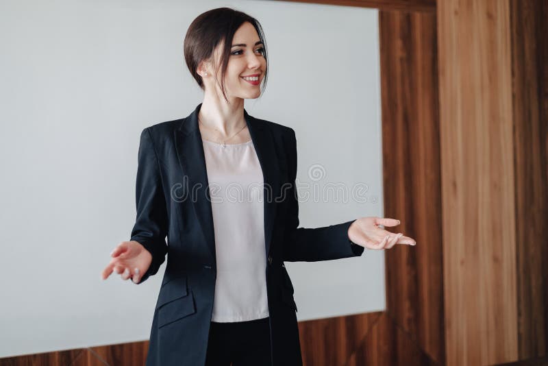 Junges attraktives emotionales M?dchen in der Gesch?ft-?hnlichen Kleidung auf einem einfachen wei?en Hintergrund in einem B?ro od stockbilder Junges attraktives emotionales M?dchen in der Gesch?ft-?hnlichen Kleidung auf einem einfachen wei?en Hintergrund in einem B?ro od stockbilder