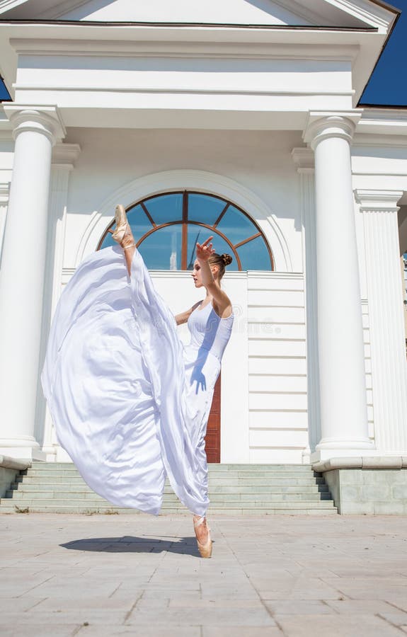 Junges Ballerina tanzen auf der Straße stockbilder