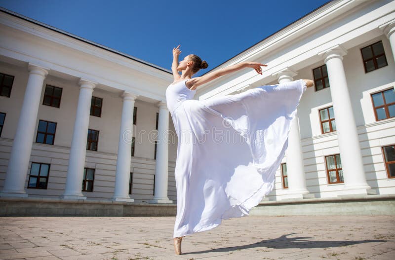 Junges Ballerina tanzen auf der Straße lizenzfreie stockfotografie
