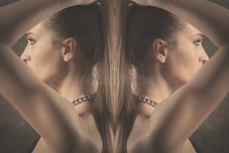 Junges blondes langes Haarfrauen-Schönheitsporträt lizenzfreie stockfotografie Junges blondes langes Haarfrauen-Schönheitsporträt lizenzfreie stockfotografie