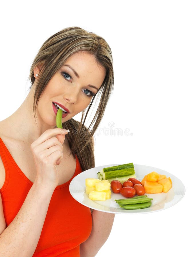 Junges gesundes hübsches Frauen-Essen fünf ein Tagesobst und gemüse - lizenzfreies stockbild Junges gesundes hübsches Frauen-Essen fünf ein Tagesobst und gemüse - lizenzfreies stockbild