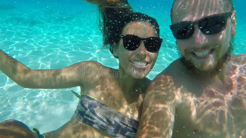 Junges glückliches Paar in der Sonnenbrille, die Unterwasser-Selfie mit GoPro-Kamera macht HD-Zeitlupe thailand