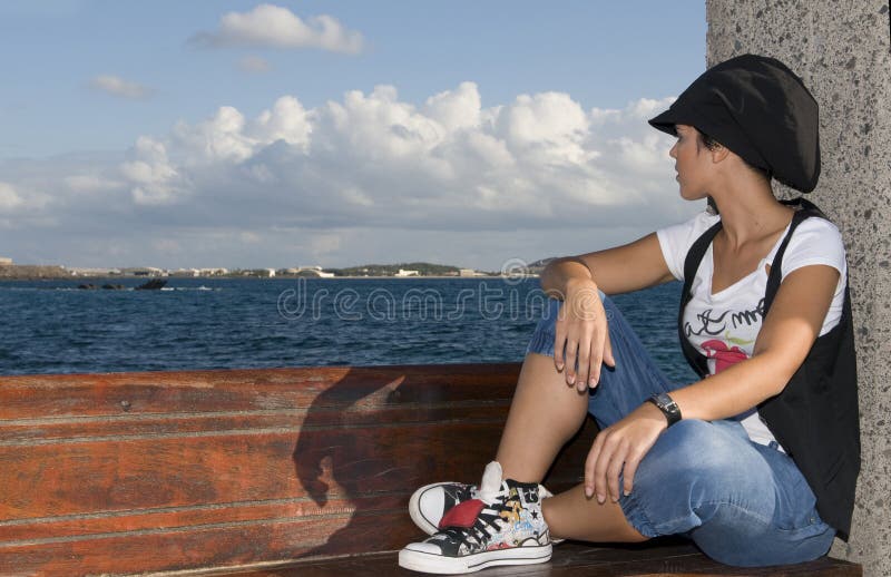 Junges heimatloses Mädchen, welches das horizont schaut lizenzfreie stockfotografie Junges heimatloses Mädchen, welches das horizont schaut lizenzfreie stockfotografie