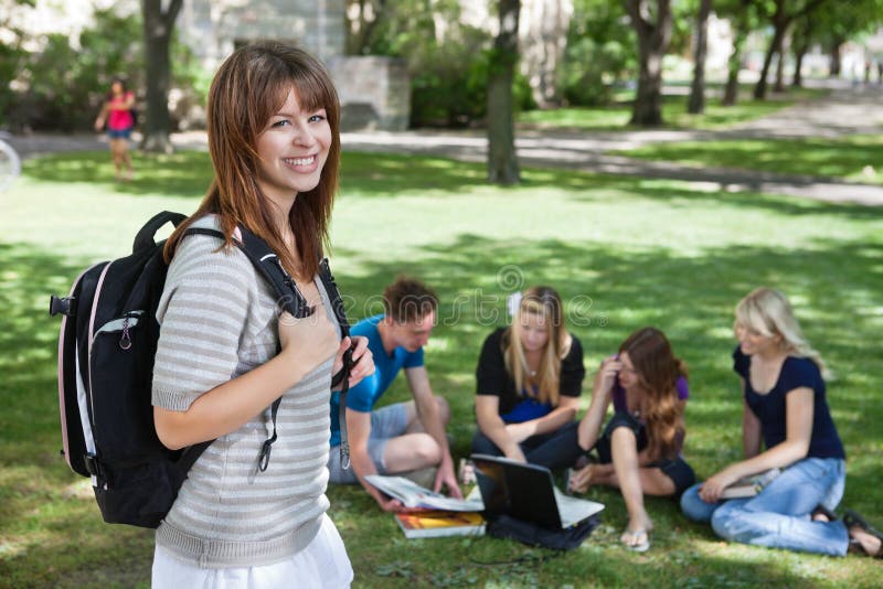 Junges Hochschulmädchen am Hochschulcampus stockbilder Junges Hochschulmädchen am Hochschulcampus stockbilder