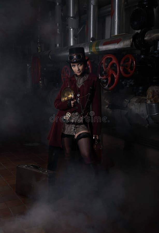 Junges hübsches steampunk Mädchen mit Koffer stockfotografie Junges hübsches steampunk Mädchen mit Koffer stockfotografie