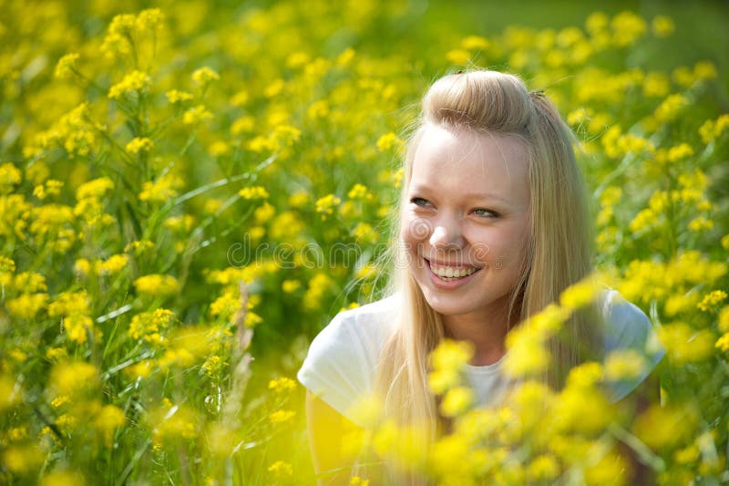 Junges Jugendlichmädchen mit gelber Blume lizenzfreies stockfoto Junges Jugendlichmädchen mit gelber Blume lizenzfreies stockfoto