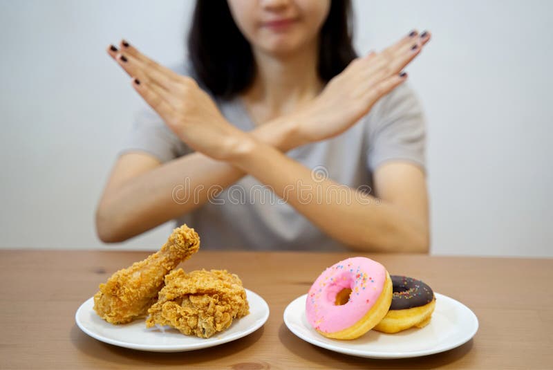 Junges M?dchen auf dem N?hren f?r Konzept der guten Gesundheit stockfotos Junges M?dchen auf dem N?hren f?r Konzept der guten Gesundheit stockfotos