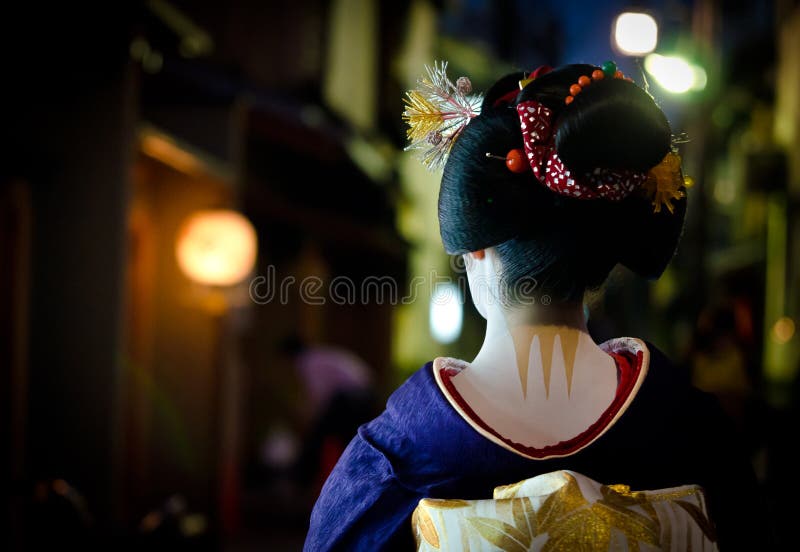 Junges maiko geht in die Straßen von Gions-Ecke stockfotos Junges maiko geht in die Straßen von Gions-Ecke stockfotos