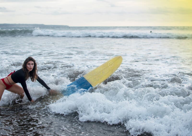 Junges Mädchen im Bikini - Surfer mit dem Brandungsbretttauchen Unterwasser mit Spaß unter großem Meereswogen Familienlebensstil, stockfoto Junges Mädchen im Bikini - Surfer mit dem Brandungsbretttauchen Unterwasser mit Spaß unter großem Meereswogen Familienlebensstil, stockfoto