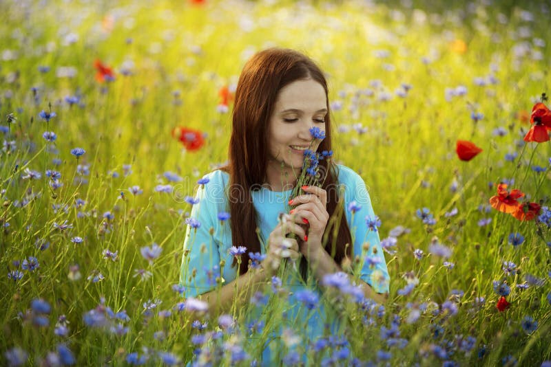 Junges Mädchen auf einem Gebiet mit roten Mohnblumen lizenzfreies stockfoto Junges Mädchen auf einem Gebiet mit roten Mohnblumen lizenzfreies stockfoto