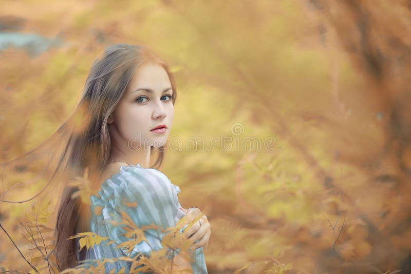 Junges Mädchen auf einem Weg im Herbst lizenzfreies stockbild Junges Mädchen auf einem Weg im Herbst lizenzfreies stockbild