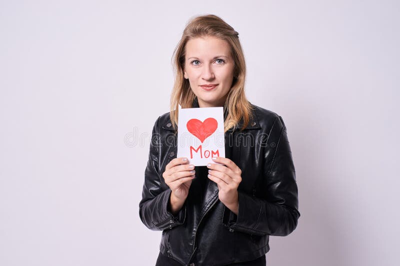 Junges Mädchen Blankziehen Rotes Herz Heller Hintergrund lizenzfreie stockfotos