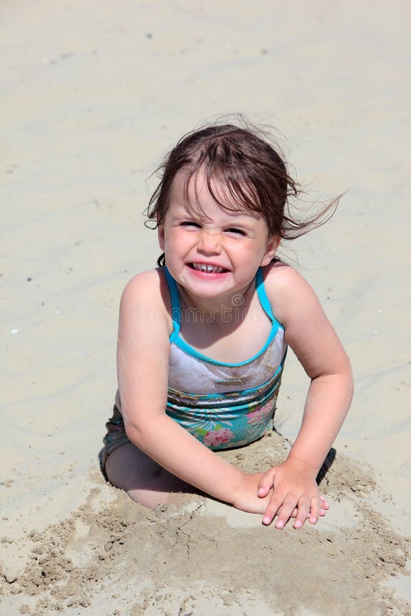 Junges Mädchen Das Auf Strand In Weymouth Spielt Stockfoto Bild Von