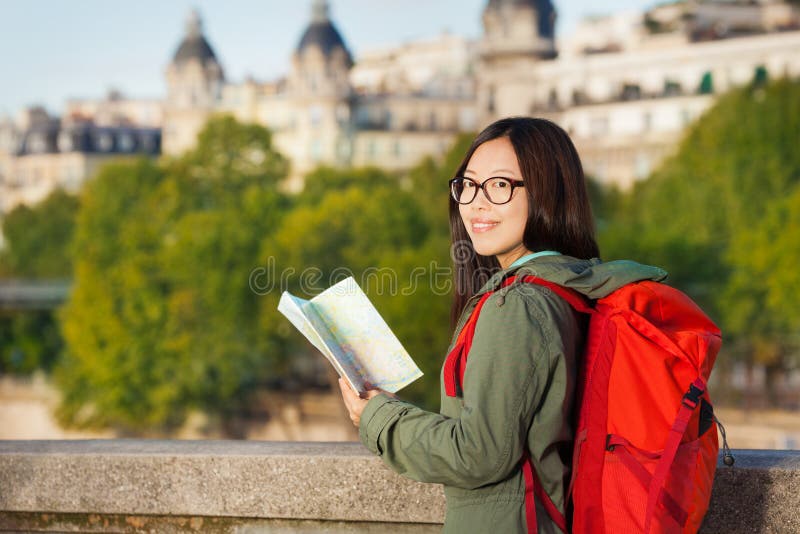 Junges Mädchen, das entlang die Seine mit Karte von Paris geht stockbild Junges Mädchen, das entlang die Seine mit Karte von Paris geht stockbild