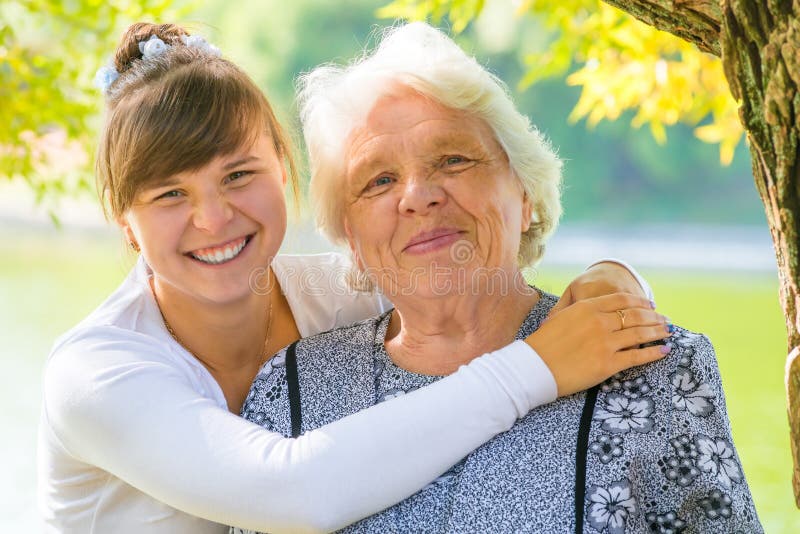 Junges Mädchen, das ihre Großmutter umarmt stockfoto Junges Mädchen, das ihre Großmutter umarmt stockfoto