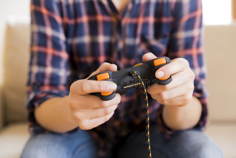 Junges Mädchen, das Steuerknüppel beim Spielen von Videospielen hält lizenzfreie stockfotografie Junges Mädchen, das Steuerknüppel beim Spielen von Videospielen hält lizenzfreie stockfotografie