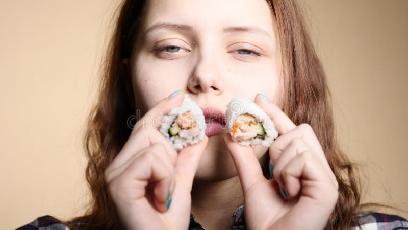 Junges Mädchen, das Sushi isst