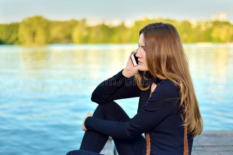 Junges Mädchen, das am Telefon spricht stockbilder Junges Mädchen, das am Telefon spricht stockbilder