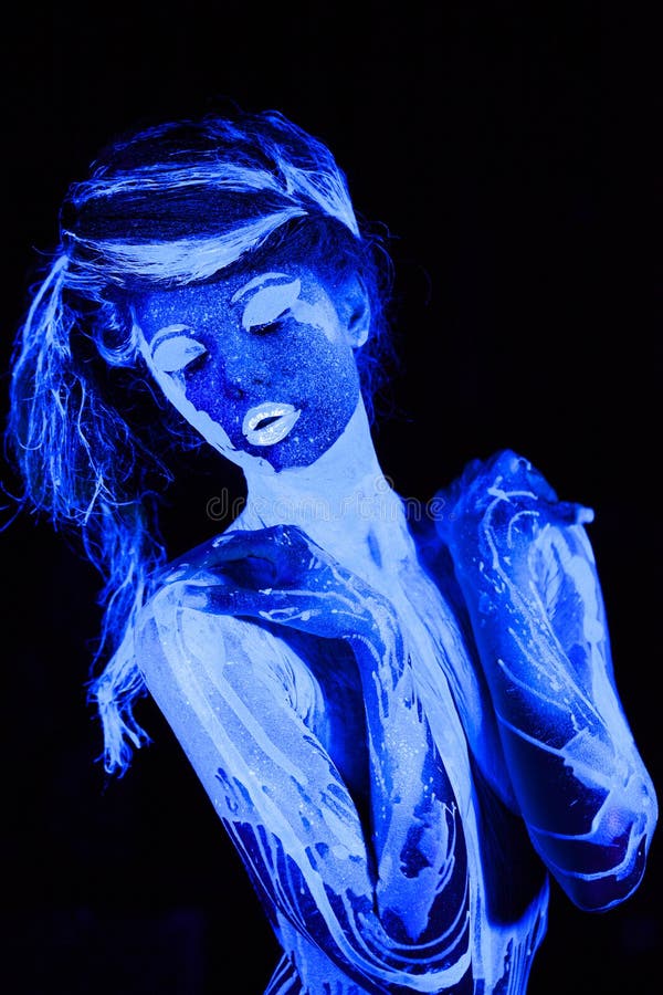 Junges Mädchen des nahen hohen Porträts gemalt in der ultravioletten Farbe stockfotos Junges Mädchen des nahen hohen Porträts gemalt in der ultravioletten Farbe stockfotos