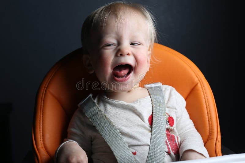 Junges Mädchen-Lachen lizenzfreies stockbild Junges Mädchen-Lachen lizenzfreies stockbild
