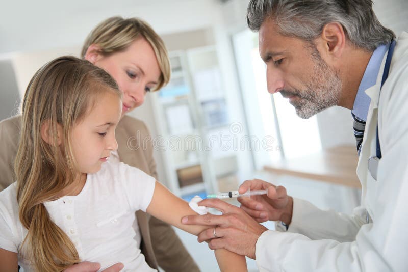 Junges Mädchen mit der Mutter, die durch Doktor geimpft erhält stockfotografie Junges Mädchen mit der Mutter, die durch Doktor geimpft erhält stockfotografie